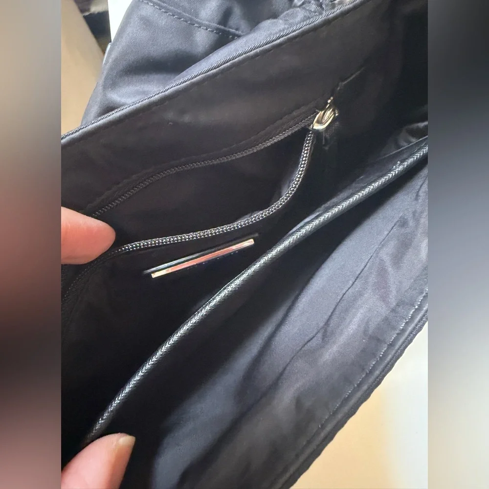 Tory Burch Virginia Messenger bag in black Nylon and Saffiano - Picture 8 of 15